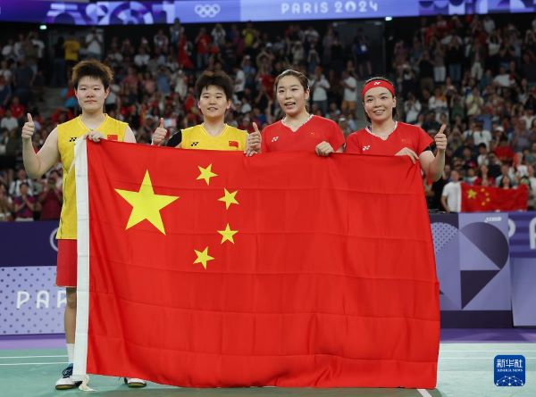 北京技术8月3日，在巴黎奥运会羽毛球名目女双决赛中，两对中国组合张开较量。最终，陈清早/贾一凡2比0治服刘圣书/谭宁，夺得金牌。图为陈清早（右一）/贾一凡（右二）、刘圣书（左一）/谭宁在比赛后。新华社记者 陈斌 摄